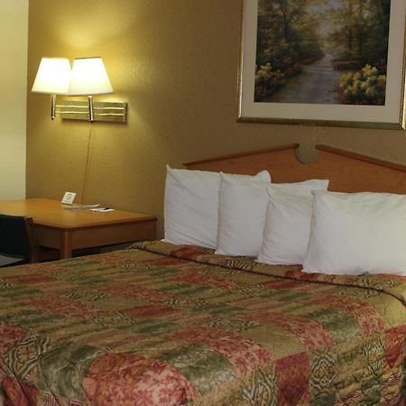 Americas Best Value Inn Grand Forks Buitenkant foto