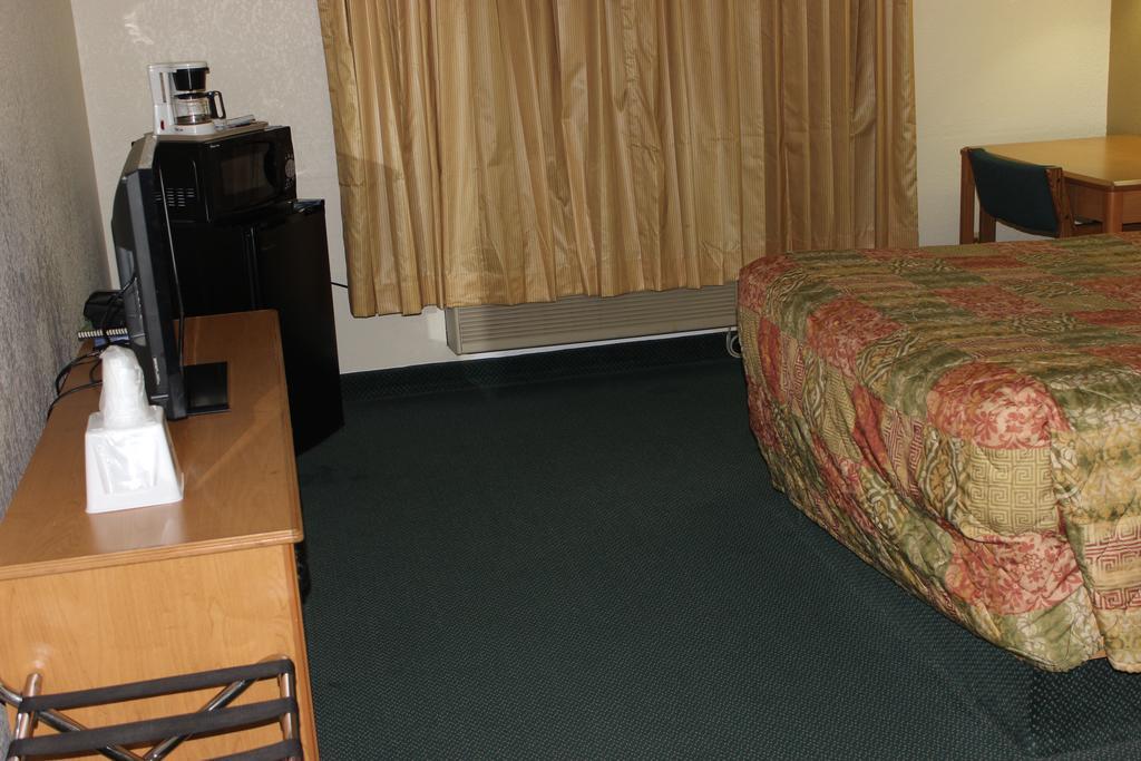 Americas Best Value Inn Grand Forks Buitenkant foto