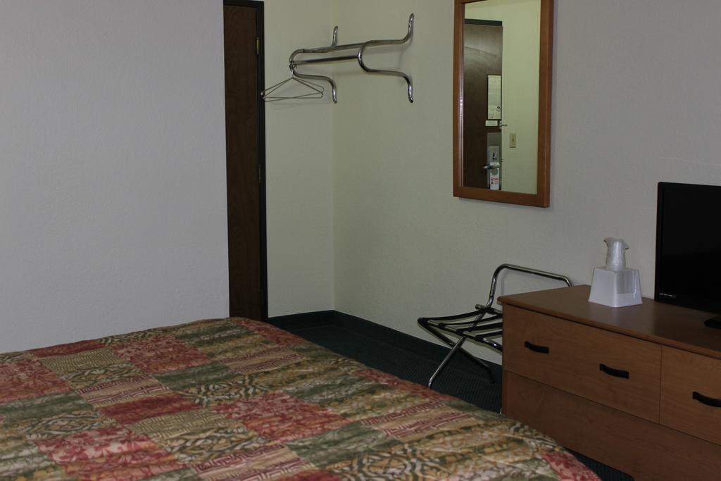 Americas Best Value Inn Grand Forks Buitenkant foto