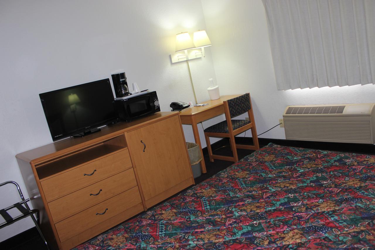 Americas Best Value Inn Grand Forks Buitenkant foto