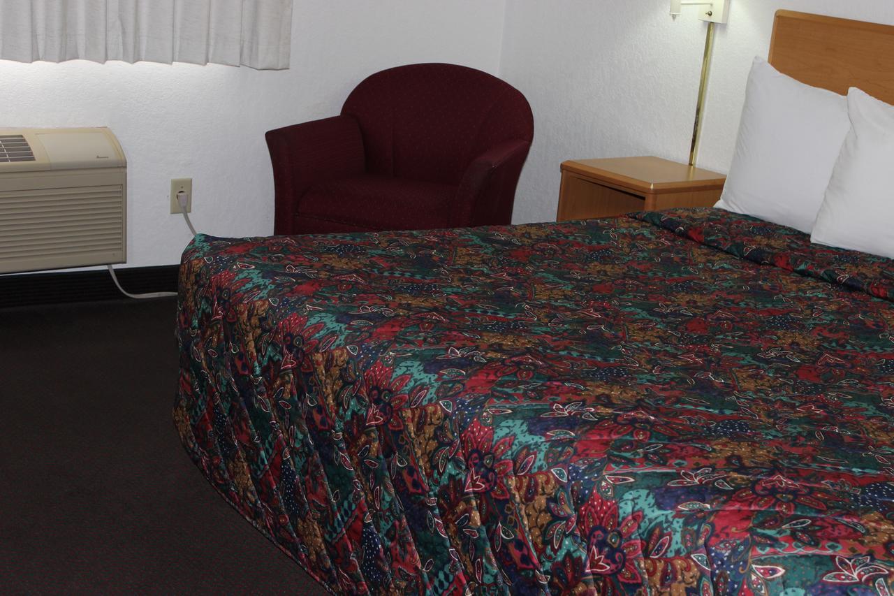 Americas Best Value Inn Grand Forks Buitenkant foto