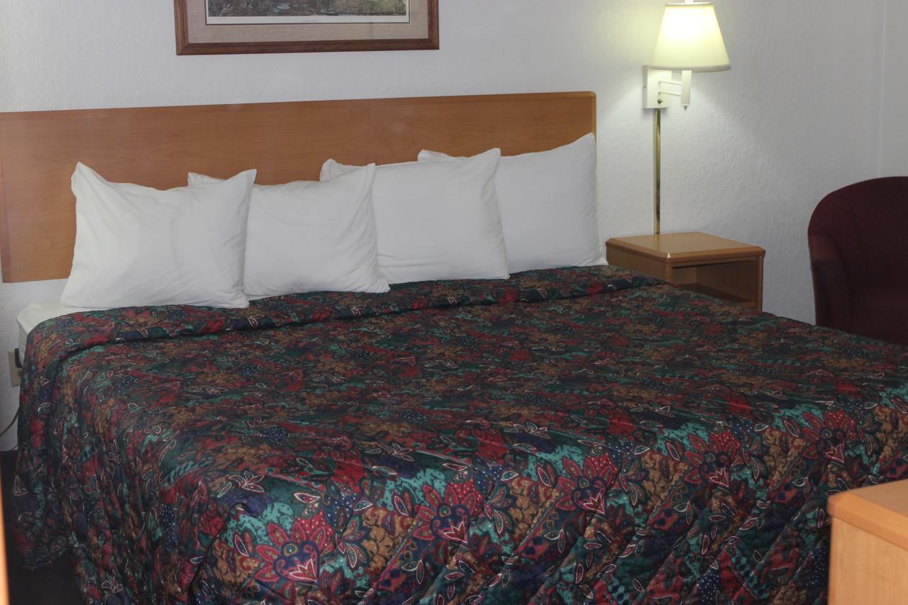 Americas Best Value Inn Grand Forks Buitenkant foto