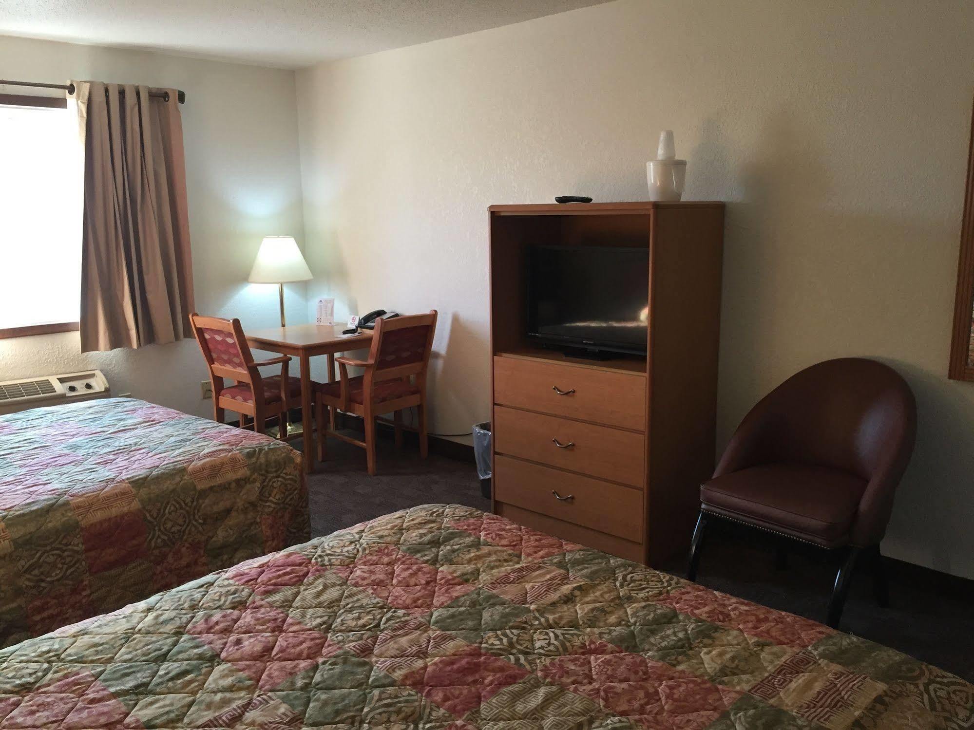 Americas Best Value Inn Grand Forks Buitenkant foto