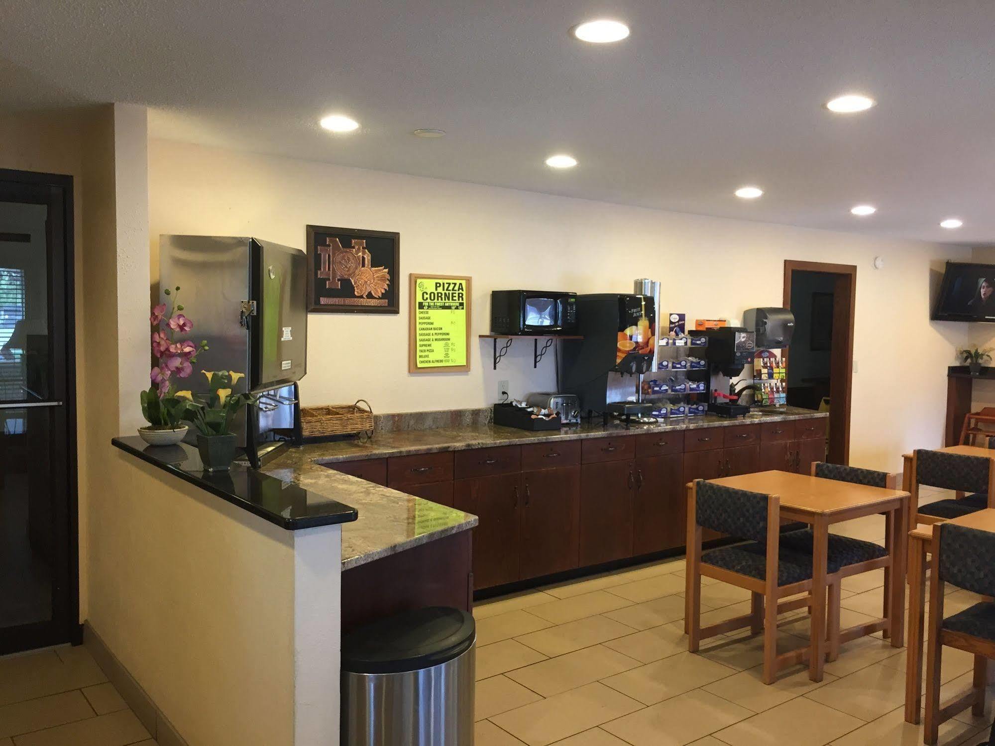 Americas Best Value Inn Grand Forks Buitenkant foto