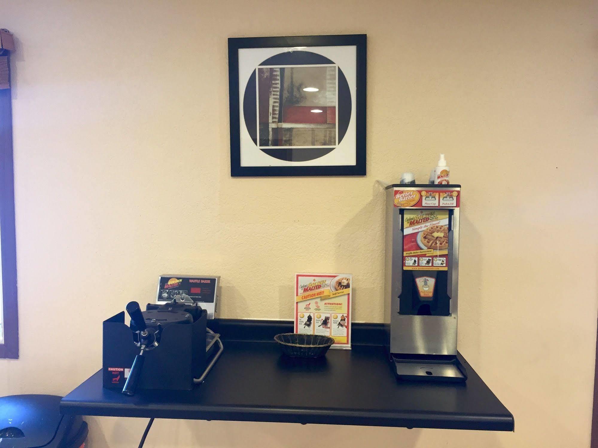Americas Best Value Inn Grand Forks Buitenkant foto