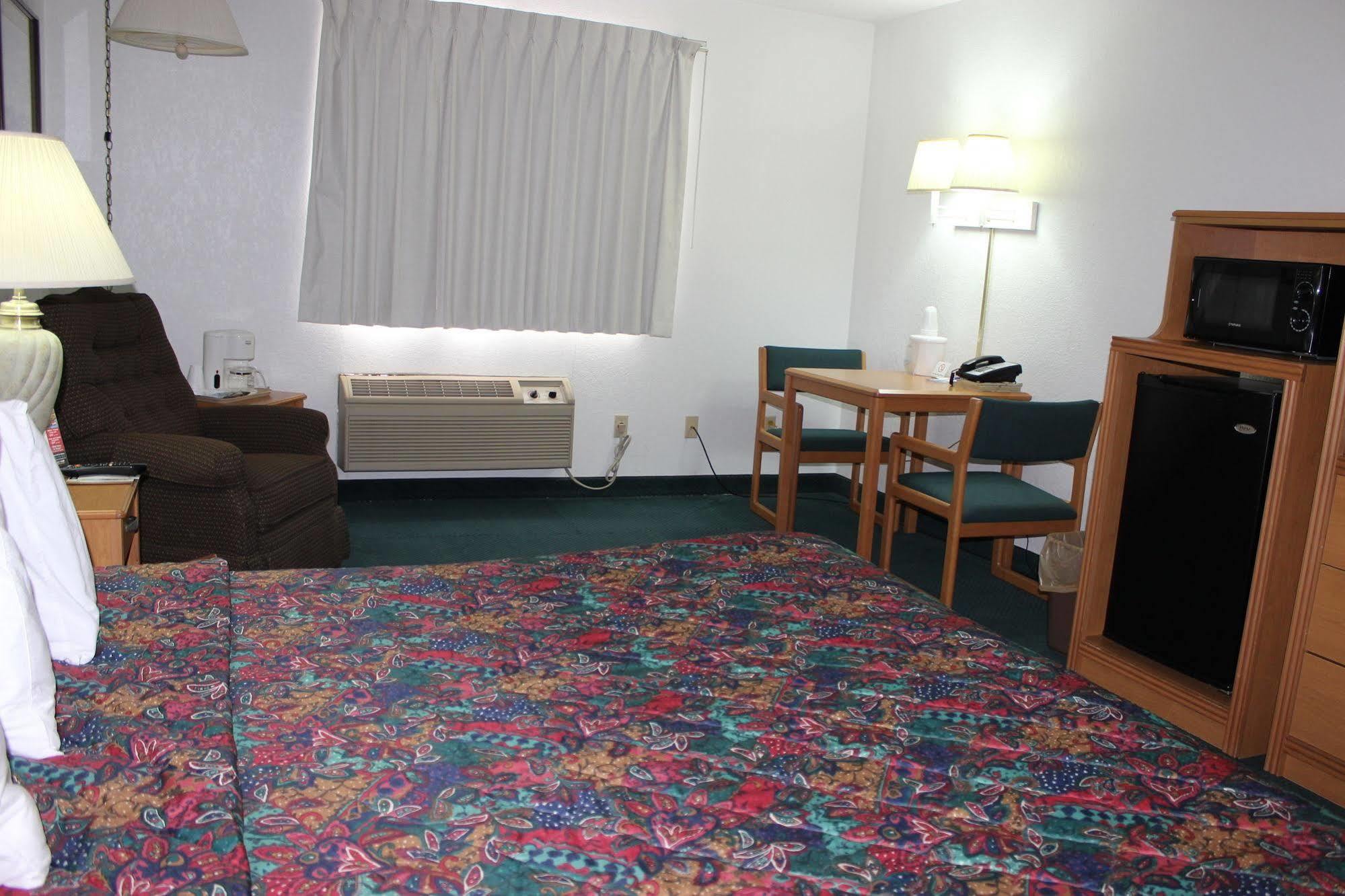 Americas Best Value Inn Grand Forks Buitenkant foto