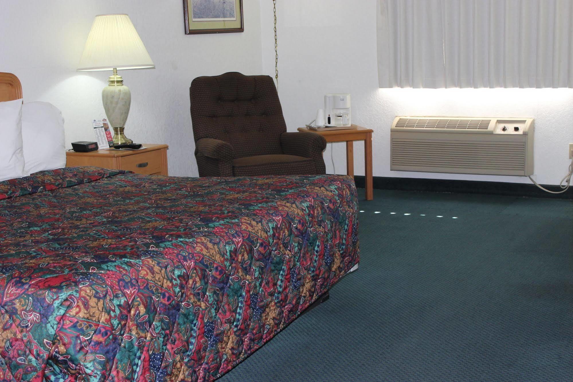 Americas Best Value Inn Grand Forks Buitenkant foto