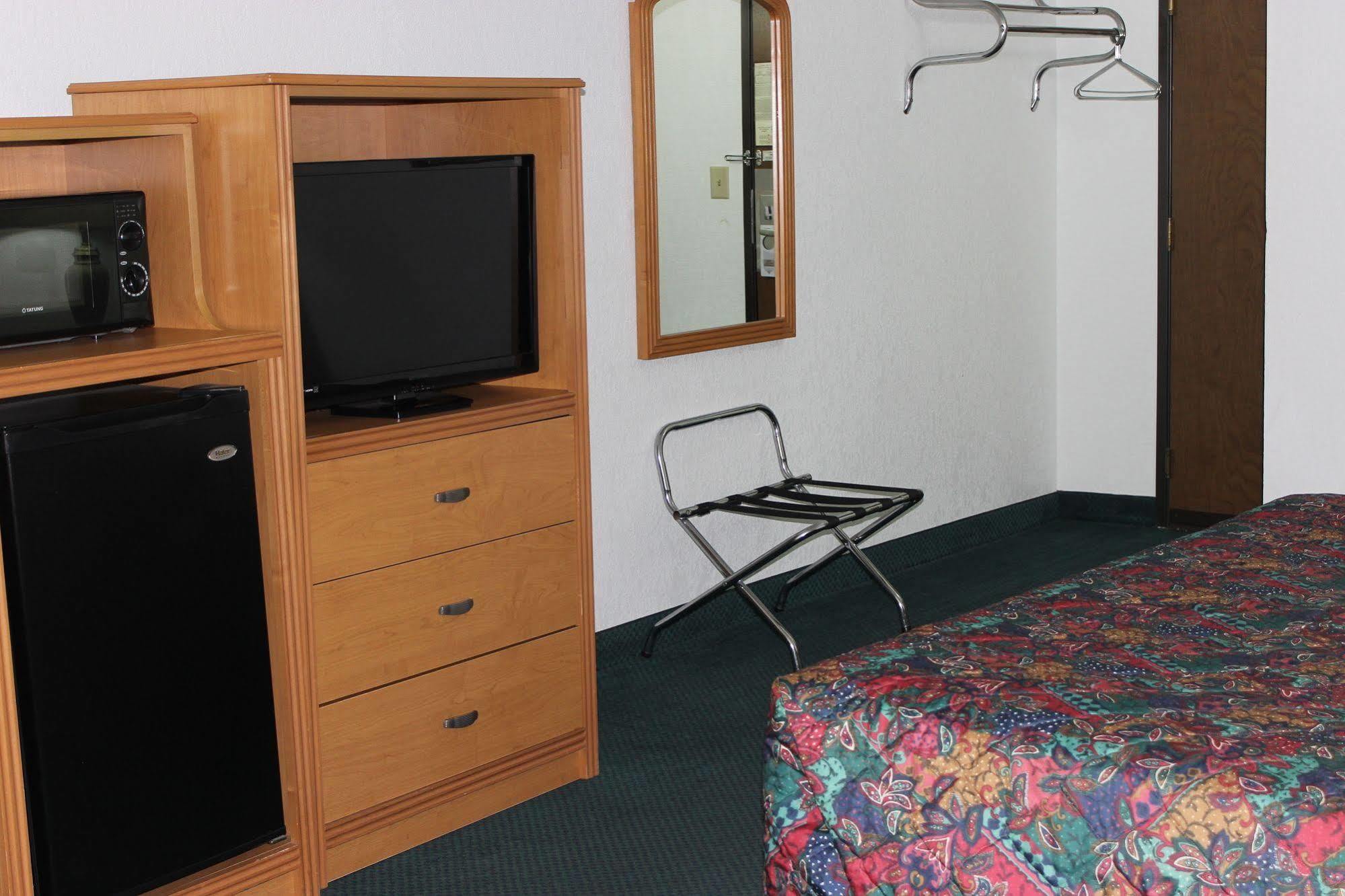 Americas Best Value Inn Grand Forks Buitenkant foto